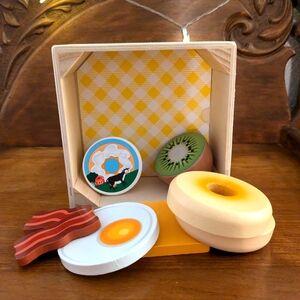 Melissa & Doug Wooden Breakfast Picnic Box Food Set